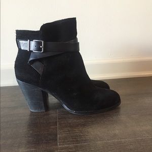 Gianni Bini black booties